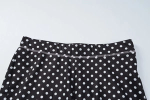 Detail des elastischen Hosenbundes an der gepunkteten Hose mit dehnbarem Strickstoff