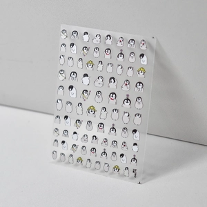 Vue détaillée de stickers nail art 3D gaufrés pingouins mignons sur fond transparent