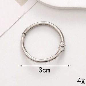 Detail shot of 3cm silver metal spring ring buckle with weight and size indicators