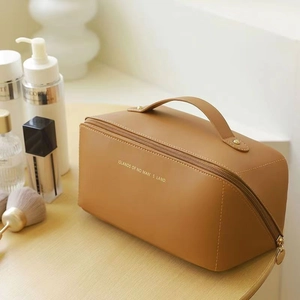 Grande trousse de maquillage en cuir PU marron caramel avec poignée et zip doré