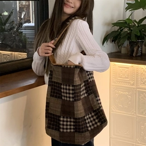 Detail of the vintage plaid tote bag in brown and beige wool-like fabric for autumn winter