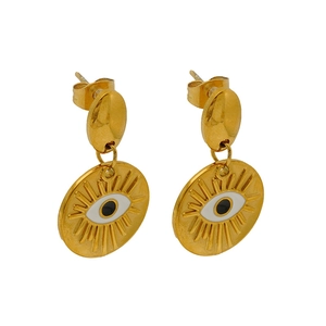 Détail de boucles d'oreilles soleil dorées avec motif d'oeil noir et blanc et fermoirs en métal