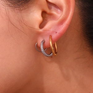 Boucles d'oreilles spirales en or et argent avec cristaux CNC portées par le modèle