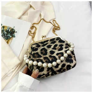 Détail du sac à main en peluche léopard avec chaîne dorée et poignée en perles