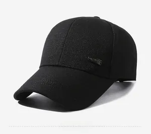 Détail de la casquette de sport avec lettrage en relief et emblème en métal latéral