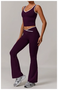 Detail der ausgestellten Yoga-Hose mit hoher Taille und weißen Kontrastpaspeln in Lila