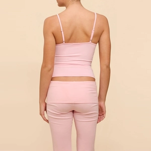 Vista posteriore del completo canotta rosa e pantaloni a zampa a vita alta per donna