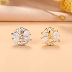 Vue détaillée des boucles d'oreilles cœur en argent et or avec opale et zircone