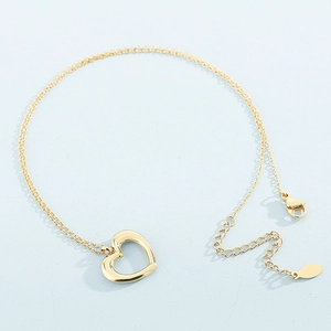 Detail of a gold-plated double-layer heart anklet with adjustable lobster clasp