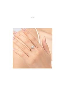 Close-up of S925 sterling silver ring featuring a heart-shaped cubic zirconia setting