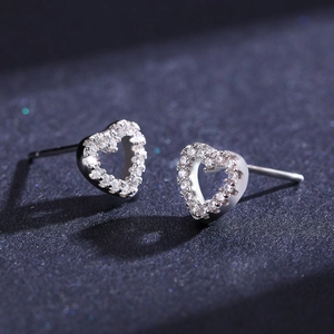 Sparkling S925 sterling silver heart-shaped stud earrings with clear diamond zircons