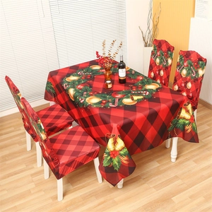 Weihnachts-Set mit rot-schwarz karierter Tischdecke und passenden Stuhlhussen im Detail