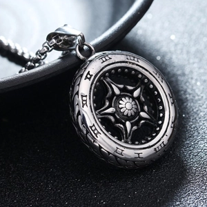 Men Stainless Steel Pendant Necklace Wheel Hub Compass Design Retro Hip Hop Fashion Jewelry Accessories