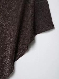 Gros plan sur un tissu tricoté à paillettes sombres avec texture métallique brillante