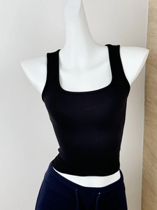 Detail eines schwarzen gerippten U-Ausschnitt Racerback Tanktops auf Schneiderpuppe
