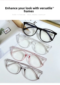 Vue détaillée de quatre montures de lunettes en titane pur de différentes couleurs