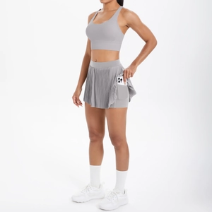 Ensemble de yoga gris foncé avec débardeur dos nageur et jupe plissée avec poche téléphone