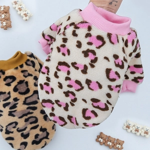Détail du pull en peluche pour animaux avec motif léopard rose et poignets en tricot