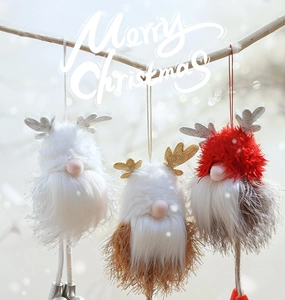 Détail de gnomes de Noël en peluche avec bois scintillants suspendus à des branches d'arbre