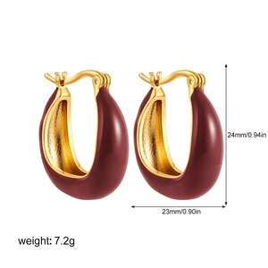 Dettaglio orecchini a U in oro 18K con specifiche: 24mm altezza e 23mm larghezza
