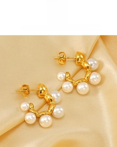 Detail of C-shaped hoop earrings with 18K gold vacuum plating and inlaid white pearls