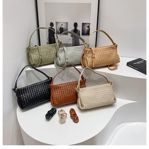 Detail van geweven crossbodytassen in zes kleuren met bijpassende schouderbanden