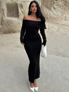 Robe longue moulante noire à épaules dénudées et manches longues style minimaliste