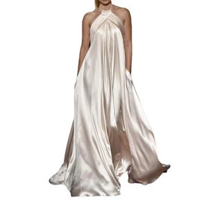 Robe longue licou en satin champagne avec finition brillante et ourlet large et fluide