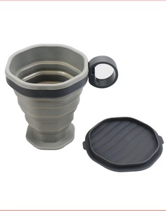 Vista dettagliata della tazza da caffè pieghevole in silicone grigio con coperchio e manico