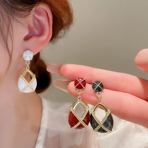Boucles d'oreilles géométriques vintage de style français en blanc rouge et noir