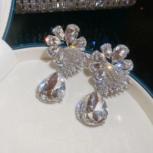 Makroaufnahme von funkelnden Blumen-Ohrhängern in Silber mit Marquise-Diamanten