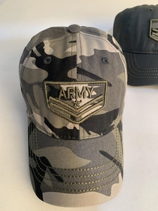 Dettaglio del ricamo ARMY e delle strisce stellate sul tessuto del cappello mimetico