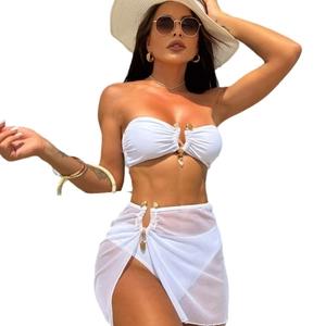 Ensemble bikini sexy blanc 3 pièces avec jupe en maille et boucle coeur en métal doré