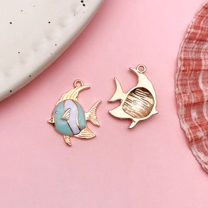 Pendentifs de poissons tropicaux en émail vert et blanc avec cadre en métal doré