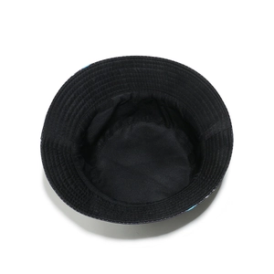 Vue détaillée de l'intérieur en coton noir et des coutures du chapeau bob de musique