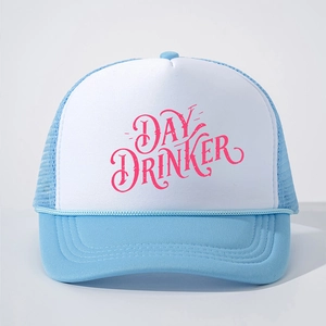 Détail de la casquette trucker bleue et blanche avec texte DAY DRINKER rose et filet
