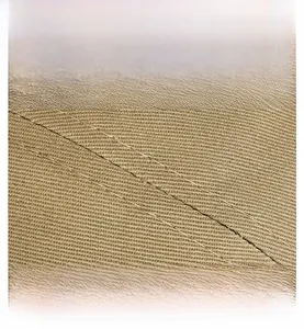 Vue macro du béret vintage kaki montrant les coutures fines et la texture de la toile