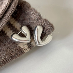 925 sterling silver minimalist V-shaped stud earrings with polished heart-shaped texture