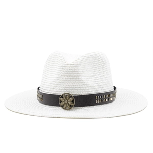 Detail des weißen Fedora-Strohhuts mit braunem Lederband und bronzener Blumenschnalle