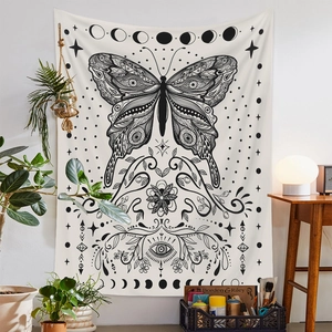 Makroaufnahme von Bohème-Wandteppich mit Schmetterling, Mondphasen und Blumenmotiven