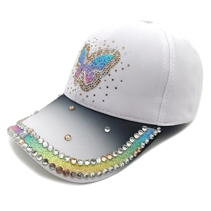 Berretto bianco da donna con farfalla di strass e visiera glitterata sfumata