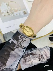 Elegante orologio al quarzo dorato con quadrante rettangolare indossato al polso