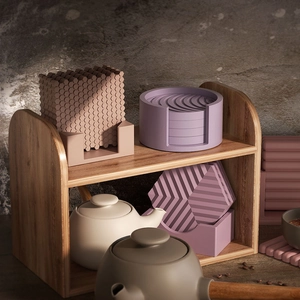 Silikon-Untersetzer-Set mit geometrischen Mustern im modernen Holzregal-Display