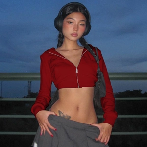 Foto exterior de una sudadera roja corta para mujer con capucha y cremallera