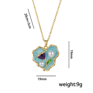 18 Karat vergoldete Halskette mit blauem Emaille-Herz, lila Blume und Perlenbesatz