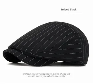 Détail de la casquette plate classique noire à rayures avec tissu sergé et coutures