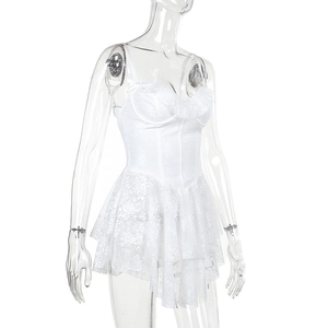 Vue détaillée du tissu en dentelle blanche et de l'ourlet à volants sur la robe à bretelles