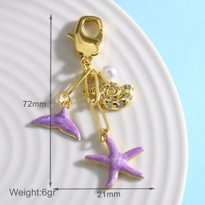 Detailansicht goldener Seestern-Anhänger Maße 72mm x 21mm auf weißem Tablett