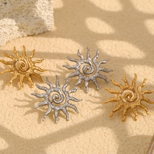 Boucles d'oreilles soleil en or et argent avec centre en spirale et texture martelée