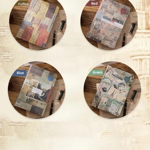 Vista dettagliata di quattro taccuini in stile giornale d'epoca in diversi colori